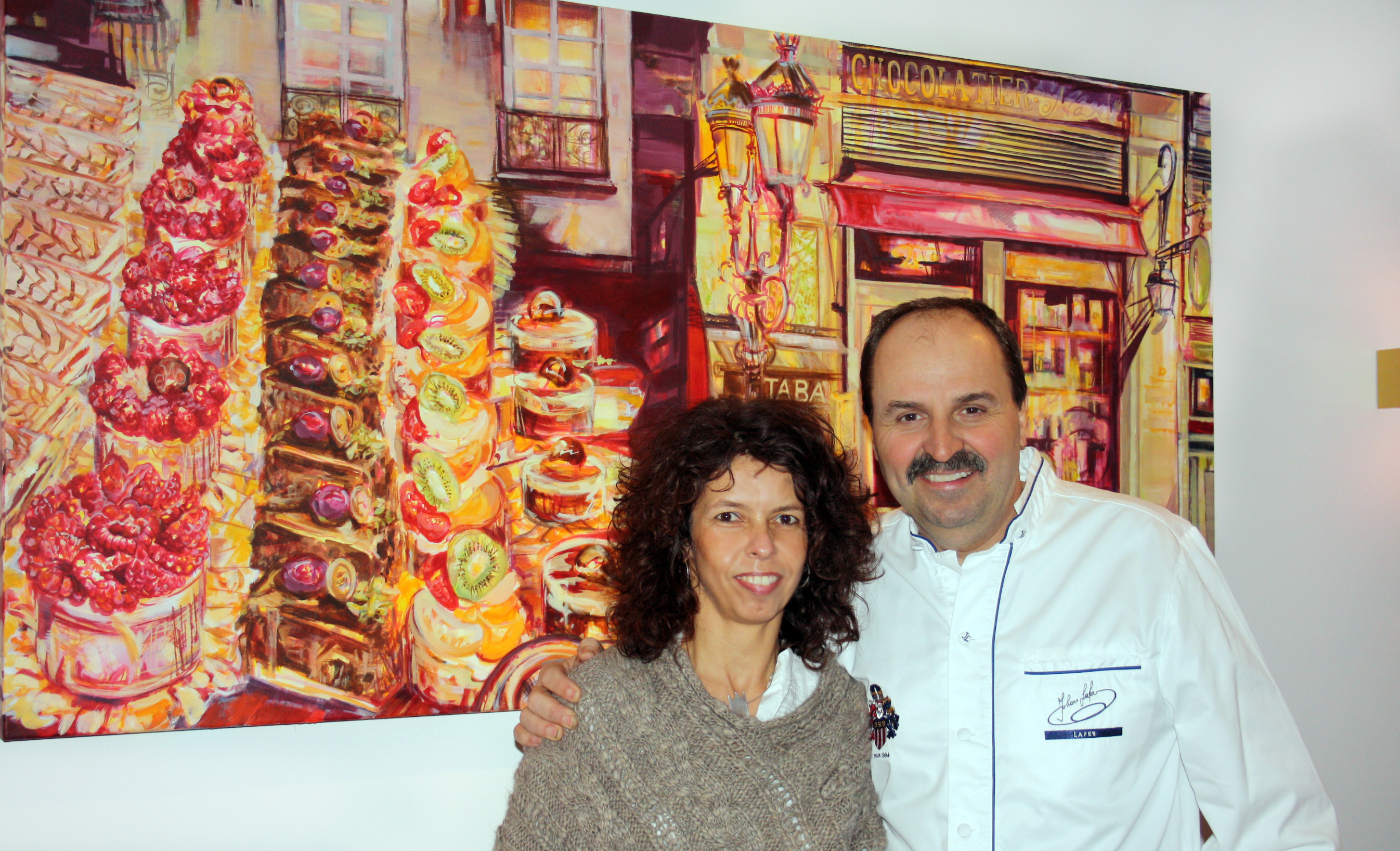 AndyMo und Johann Lafer vor dem Gemälde „La Pâtisserie d'Or” im Gourmetrestaurant “Le Val d'Or”